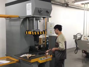 Japan Client Testing Hydraulisk Press Machine i vår fabrik