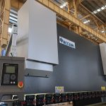 CNC NC automatisk elektrisk hydraulisk horisontell skenstång stålplåt skärning och böjning press broms maskin pris till salu